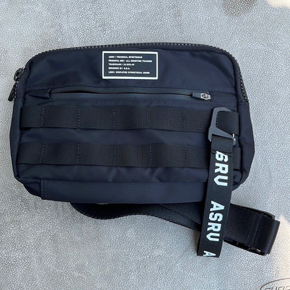 *RARE* NWOT ASRV fanny pack. Excellent condition!